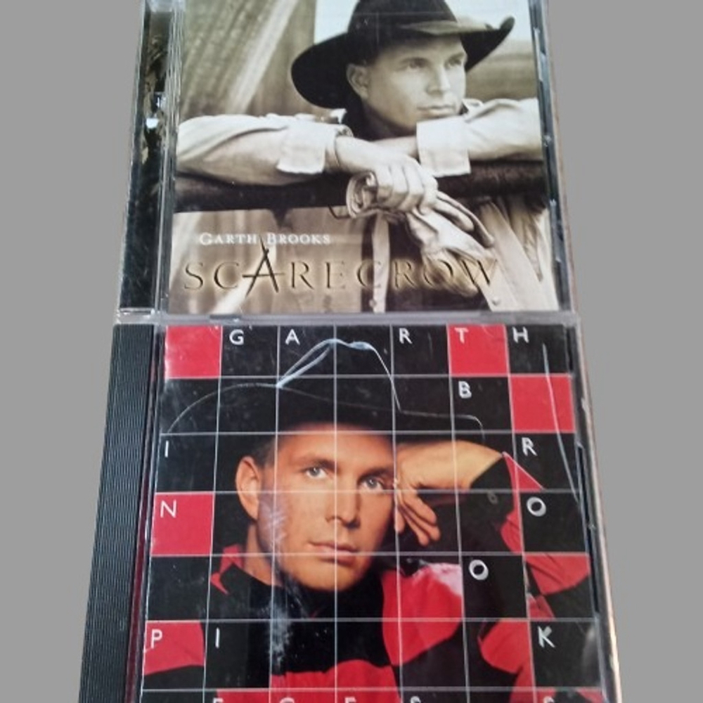 Garth Brooks 2 CD Lot- Scarecrow (2001) & In Pieces (1993) Country Music EUC CDs
